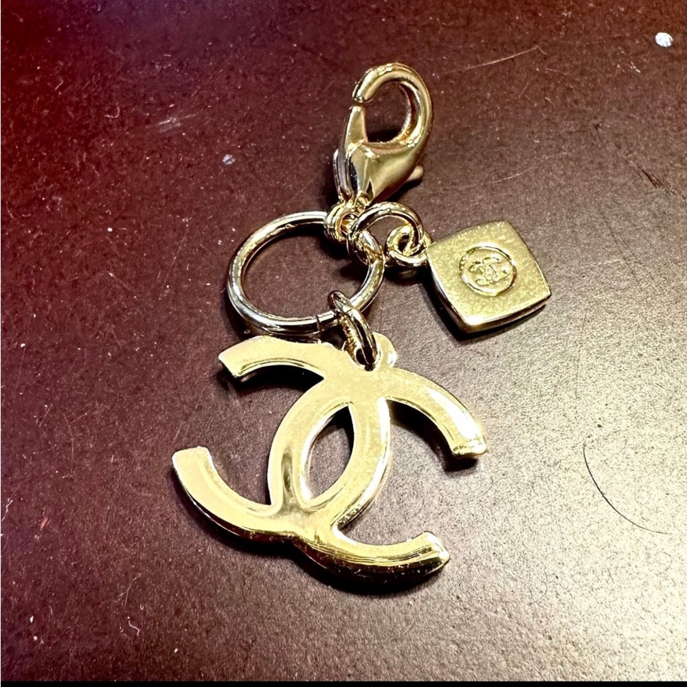 Chanel Gold Logo Charm - Picture 4 of 8